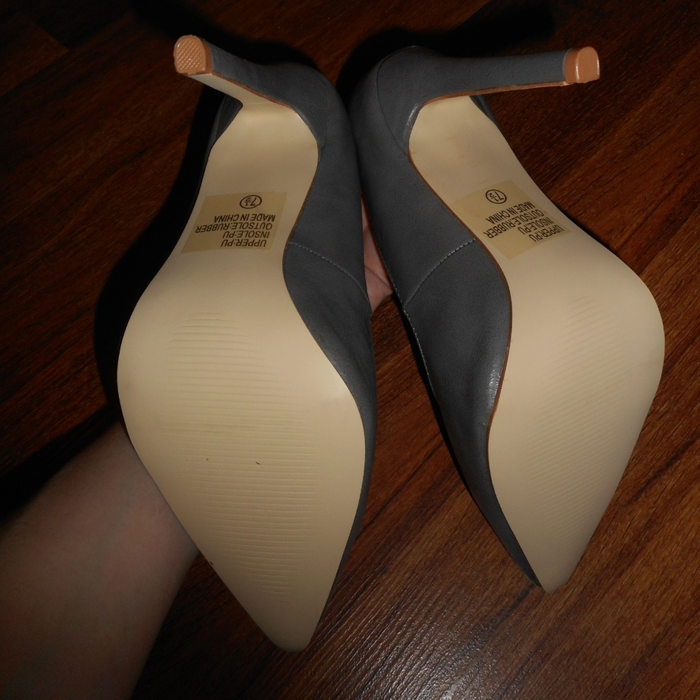 NEW classic grey pumps, 7.5 M - Picture 7 of 7